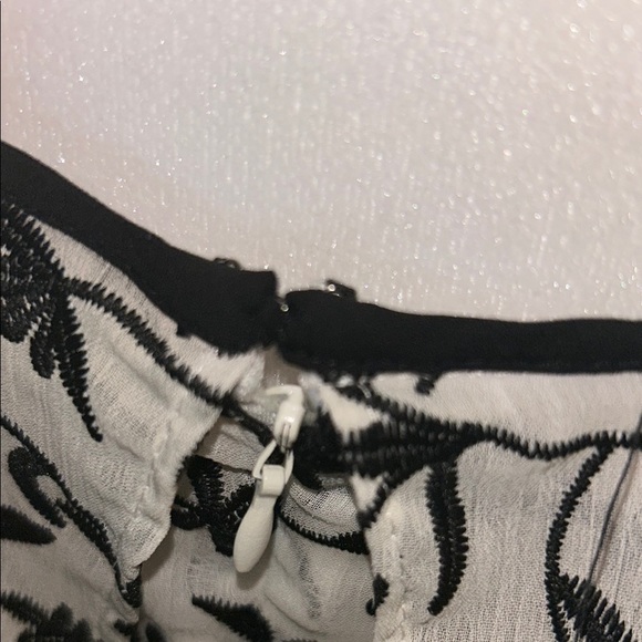 Elegant Black and White Midi Dress - Picture 9 of 12